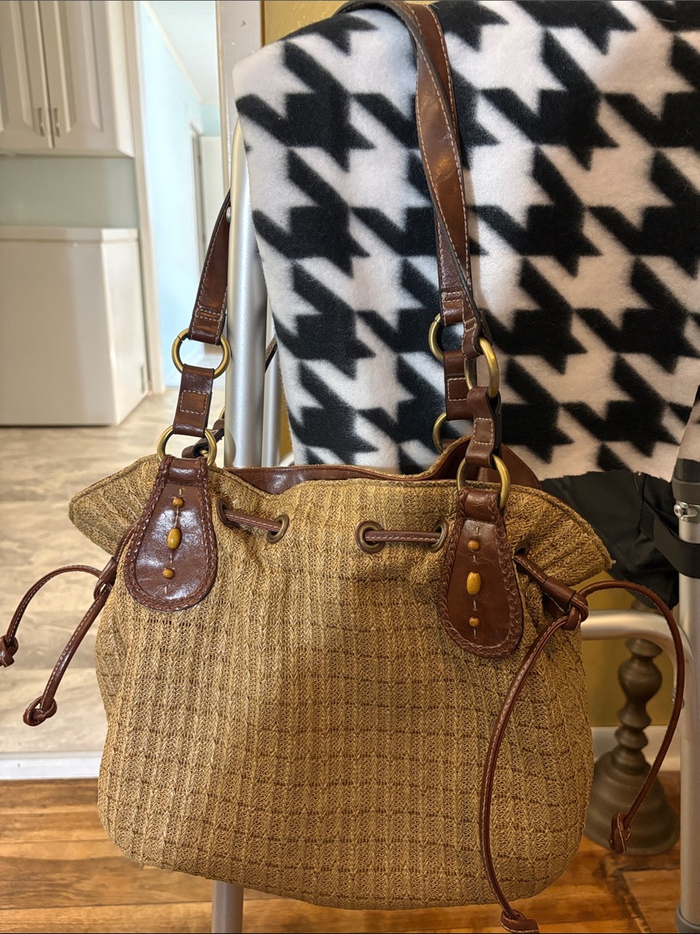 Source Unknown Beige Woven Shoulder Bag with Brown Trim